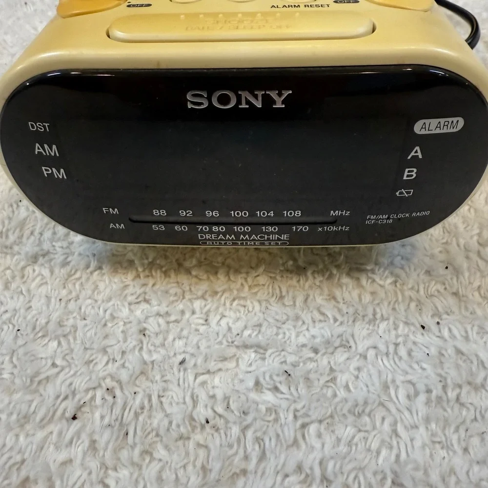 Sony Dream Machine ICF-C318 Dual Alarm Clock Radio AM/FM White Yellowed Vintage